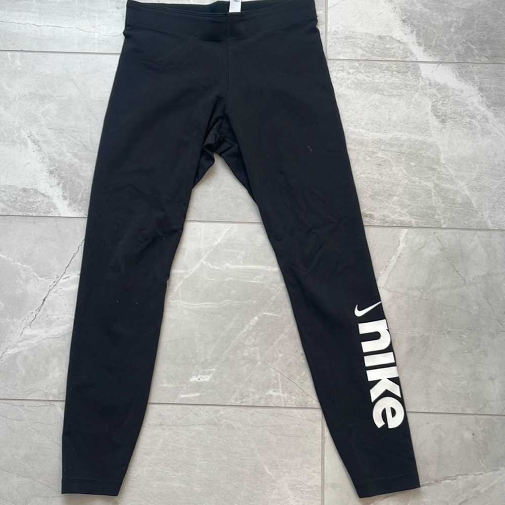 Black womans nike leggings